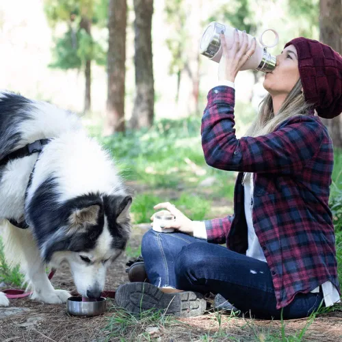 Vista 2 de Asobu - Recipiente para perros unido a una botella de viaje aislante de acero inoxidable para humanos de 37oz/1.1 litros con recipiente para perros
