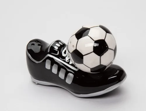 Vista 8 de CG - Zapatos de fútbol magnéticos con salero y pimentero, negro, 4 1/2 pulgadas x 1 3/4 pulgadas x 3 pulgadas de alto (SS-CG-10466)