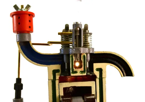Vista 6 de Eisco Labs. modelo de manivela de mano, 4 tiempos, diésel, con piezas de accionamiento movibles para demostrar conceptos básicos del motor, 16