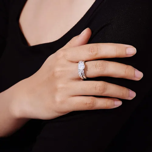 Vista 2 de Amazon Essentials Anillo de plata de ley chapado en platino con elementos infinitos y circonita cúbica de tres piedras