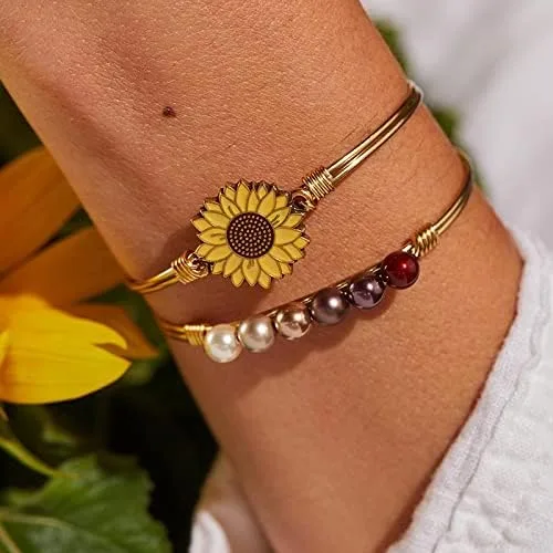 Vista 4 de Luca + Danni Brazalete de girasol amarillo para mujer, fabricado en Estados Unidos