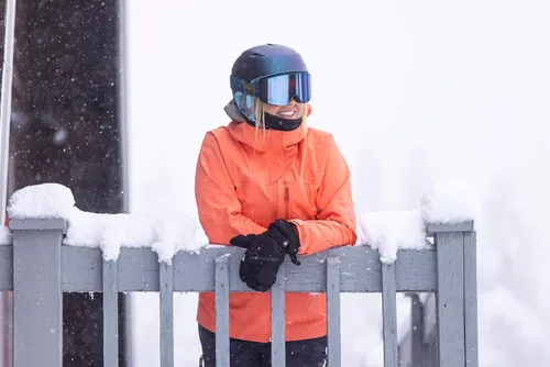 Vista 4 de Giro Envi - Casco esférico de esquí de nieve para mujer, diseñado para guías de campo, campo lateral y atletas de turismo