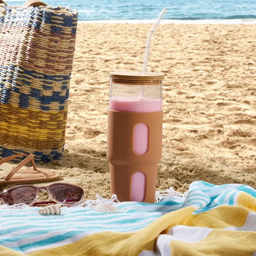 Vista 3 de Vaso de vidrio para beber de 32 onzas con tapa de bambú y popote – Funda de silicona – Se adapta a portavasos de automóvil – Vaso de batido Boba