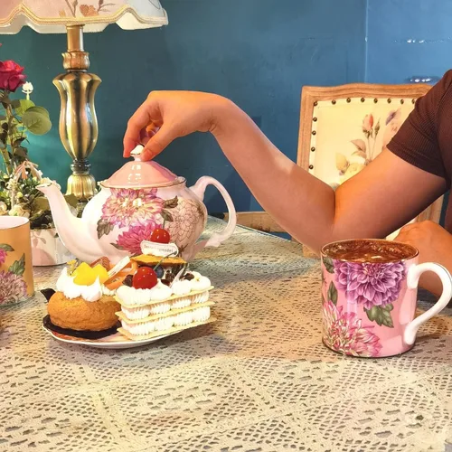 Vista 3 de Tetera de porcelana de hueso, teaset inglés, diseño floral de dalia con borde dorado, 37 onzas
