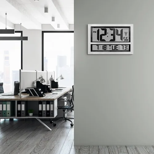 Vista 4 de Reloj MARATHON, modelo CL030025 Jumbo Atomic, de pared, con configuración y ajustes automáticos, con soporte y baterías incluidos