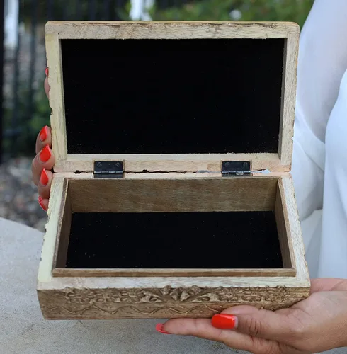 Vista 2 de DharmaObjects - Caja de almacenamiento de madera con diseño de estrella de pentagrama tallada, Madera, L