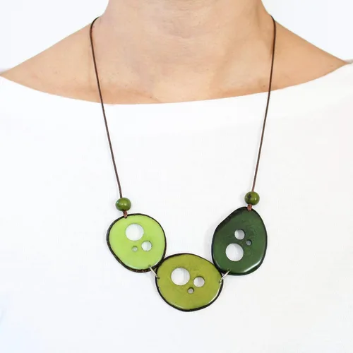 Vista 2 de Collar de tuerca de tagua en verde ajustable, hecho a mano, ligero por Florama Natural Jewelry