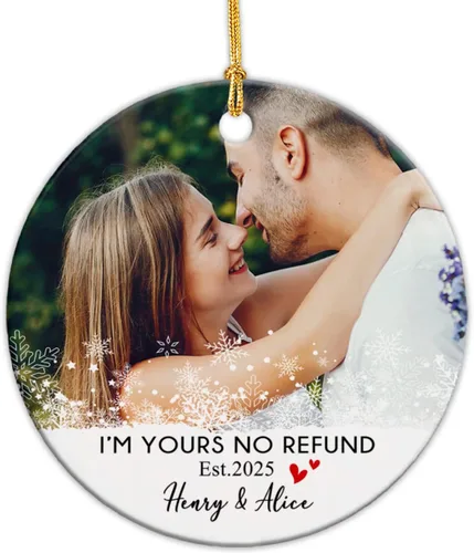 Vista 14 de Adorno de cerámica personalizable con texto en inglés «Our First Christmas Married», adorno de Navidad personalizado para el señor y la señora