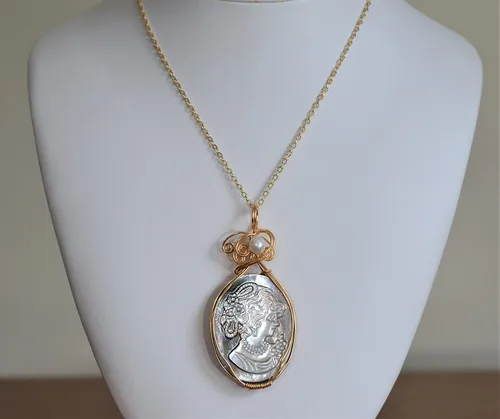 Vista 4 de Collar con colgante de camafeo de madreperla de Tahití relleno de oro de 14 quilates para mujer