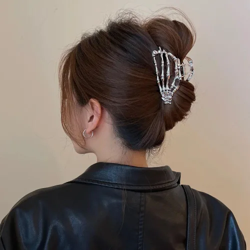 Vista 3 de Pinzas de pelo de aleación de calavera – Divertidas pinzas punk, agarre fuerte para cabello grueso y fino, accesorios de metal plateado