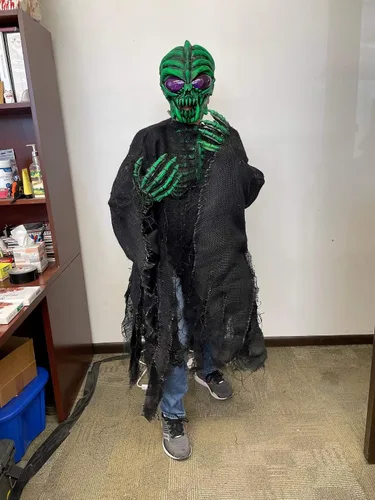 Vista 4 de Zagone Studios - Kit de disfraz de alienígena con luz negra y UV