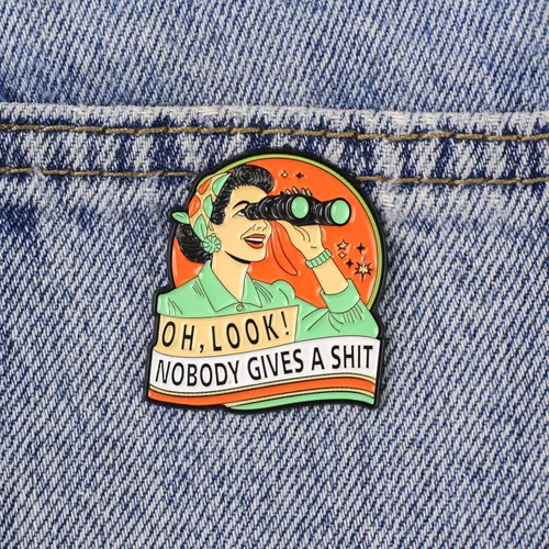 Vista 3 de Oh Look Nobody Gives A Sht Pin Broche, Ama de casa de los años 50 Meme Esmalte Pin Regalo para Amiga Sarcástica Sassy Girl Mujeres, Broches de Meme