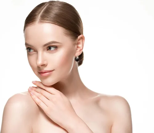 Vista 4 de Aretes tipo dormilona de perlas en tono dorado para mujer, ideales para novia, trabajo, fiesta, vestido, vacaciones