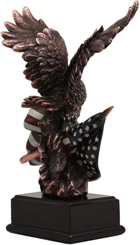 Vista 5 de Gifts & Decor Ebros Wings of Glory - Figura patriótica de águila calva que se aferra a la bandera estadounidense, bronce galvanizado, con base