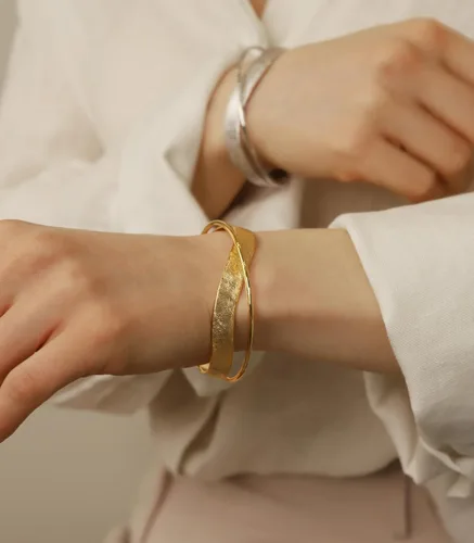 Vista 14 de OZEL - Pulseras para mujer, chapados en oro real de 18 quilates, pulseras de oro de cristal colorido para regalos
