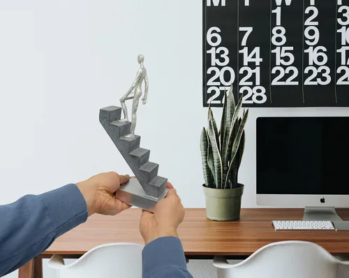 Vista 2 de Vaudagio Decoración moderna de escritorio 'Top of the Rock' – Escultura abstracta de 11 pulgadas como motivación – Figura moderna de decoración