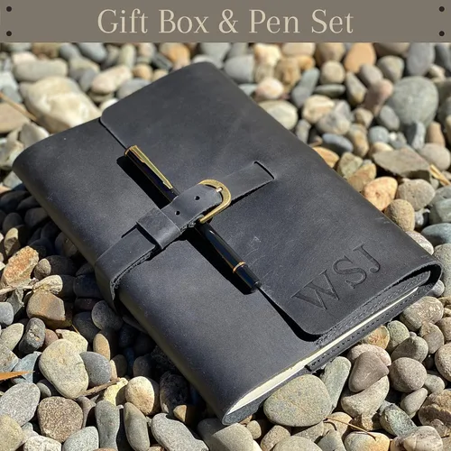 Vista 8 de Juego de regalo de diario de cuero personalizado para hombres y mujeres, iniciales en cubierta de cuero de primera calidad, bolígrafo de metal