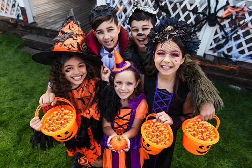 Vista 3 de Fruidles Dulces de maíz de Halloween, aperitivos divertidos y festivos, certificado Kosher, sin nueces, sin lácteos, caja (1 libra)
