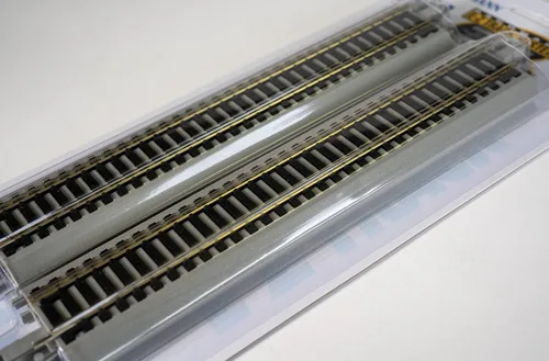 Vista 4 de Bachmann Trains - Pista E-Z a presión 9" pista recta (4tarjeta) - Riel de plata de níquel con plataforma gris - Escala HO
