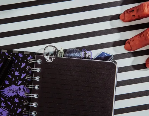 Vista 7 de Silver Buffalo Addams Family Wednesday - Cuaderno de espiral de 5 pestañas con 75 hojas, cuaderno de bocetos encuadernado, papel de papelería, 5 x 8