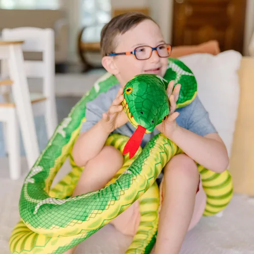 Vista 2 de Melissa & Doug – Gigante Boa Constrictor– Animal de peluche realista serpiente (más de 14 pies de largo)