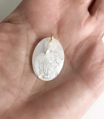 Vista 3 de Medalla Milagrosa Colgante Madre Perla Charm Virgen María