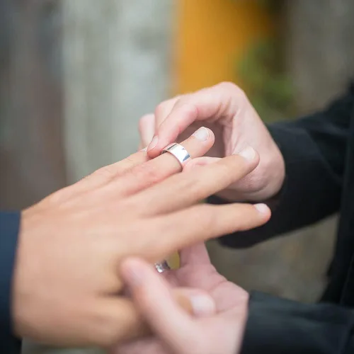Vista 5 de Anillos a juego personalizados para parejas anillos de compromiso de acero inoxidable para parejas juego con 2 anillos grabados en interiores