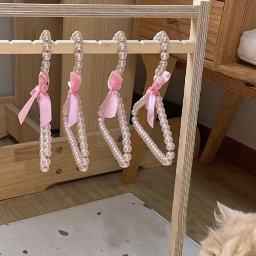 Vista 5 de Toddmomy Perchas para bebés, 5 piezas de perlas, perchas para ropa con cuentas, perchas para ropa de vestir y pantalones, perchas para armario
