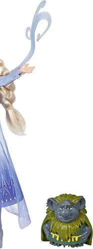 Vista 3 de Disney Frozen Elsa Fashion Doll en traje de viaje inspirado en Frozen 2 con figuras de Pabbie y Salamandra