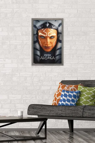 Vista 2 de Trends International Star Wars: Ahsoka - Póster de pared de una hoja, 14.72 x 22.37 pulgadas, versión enmarcada de madera de granero Versión