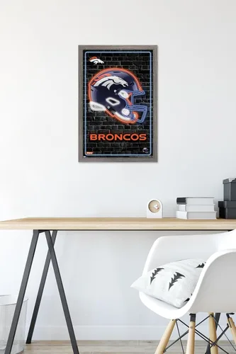 Vista 6 de NFL Denver Broncos - Póster de pared con casco neón, 22.4 pulgadas de largo x 14.7 pulgadas de ancho, versión enmarcada de madera de granero