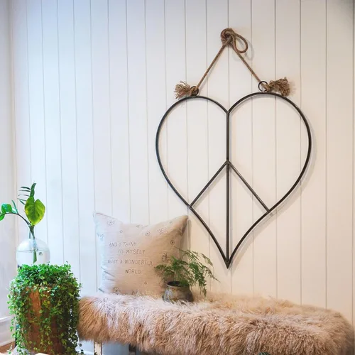 Vista 2 de Cartel de la paz colgante de metal y yute con forma de corazón de 36 x 36 pulgadas
