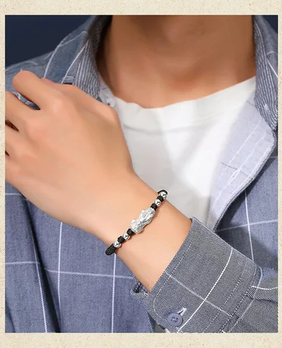 Vista 4 de MANRUO Pulsera Pixiu de cuerda roja Feng Shui Pi Yao Riqueza Pulsera Joyería Atrae Riqueza y Buena Suerte Regalo para Hombres y Mujeres