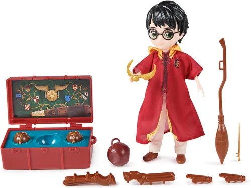 Vista 13 de Wizarding World Harry Potter, set de regalo de muñeca Fleur Delacour de 20,3 cm de 10 piezas con 2 trajes y 8 accesorios para muñeca, juguetes