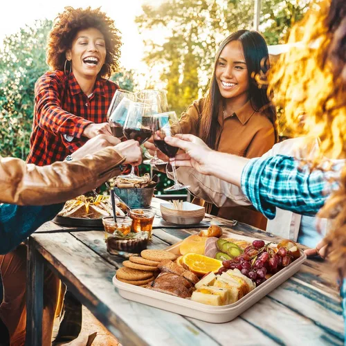 Vista 5 de Recipiente de almacenamiento de alimentos con tapa para tabla de cortar, bandeja de aperitivos con compartimento para bolsa de hielo y divisor Crema