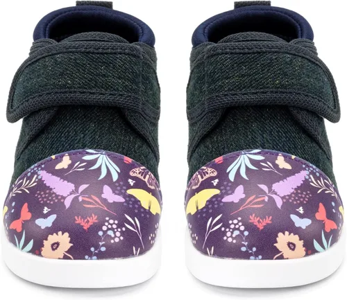 Vista 2 de ikiki Zapatillas deportivas para niños pequeños y niños pequeños. Tenis de ajuste espacioso. Nota no chirriantes, puntera y talón de cuero vegano