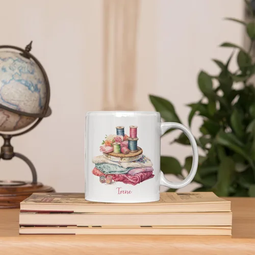 Vista 5 de Taza de café personalizada de pila de tela e hilos, Taza de máquina de coser, Taza de cerámica con nombre personalizado Regalos para amantes