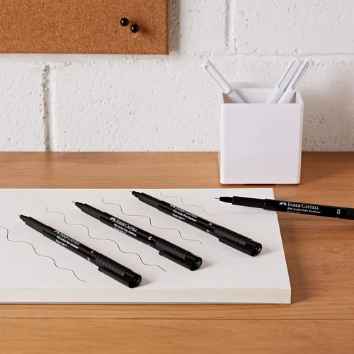 Vista 2 de caja de bolígrafos con líneas de 4 anchuras en negro, de Faber Castell, para la pigmentación de dibujos con tinta china, de Pitt Tinta de dibujo