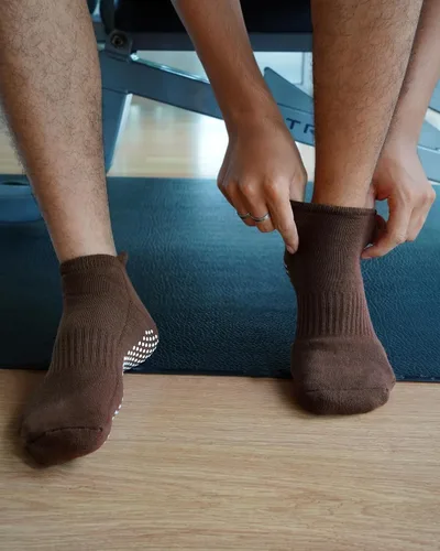 Vista 4 de RATIVE - Calcetines antideslizantes para yoga, pilates y hospitales, para adultos, hombres y mujeres