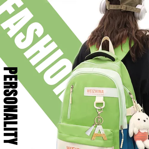 Vista 5 de Suweibuke Lindos llaveros beige para mujeres y niñas, llaveros con letras iniciales con borla blanca, dijes para mochila y bolso de mano
