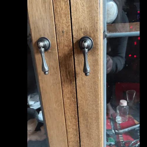 Vista 5 de dophee 2 pomos antiguos para gabinete con tornillos, 2.44 x 0.94 pulgadas Tiradores colgantes de bronce para armario de cocina, puerta, aparador