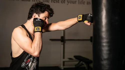 Vista 9 de Beast Gear Guantes interiores de boxeo con relleno de gel, correas de muñeca rápidas de 39.4 in para hombres y mujeres - MMA, Muay Thai, Kickboxing