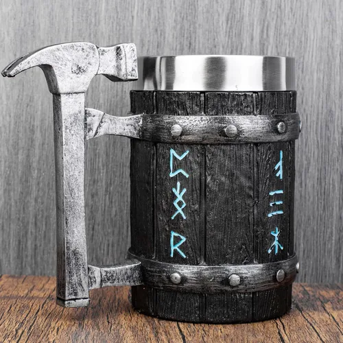 Vista 4 de KTOTKMOTA Taza de martillo de runa vikinga nórdica, vaso de acero inoxidable con revestimiento de resina para cerveza, decoración nórdica, madera