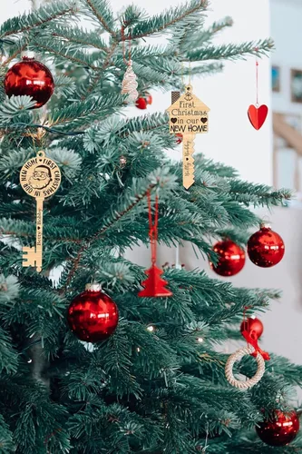 Vista 3 de Paquete de 16 adornos para llaves de «Our First Christmas in Our New Home», juego de adornos para árbol de Navidad, decoración colgante de árbol