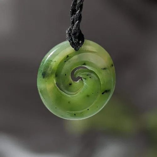 Vista 4 de 81stgeneration Collar con colgante de nefrita tallada de jade verde maorí doble Koru para hombre, Piedra, Nefrita - jade