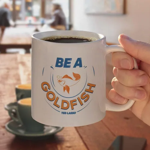 Vista 4 de Ted Lasso Be A Goldfish - Taza de café de cerámica, novedosa taza de regalo para café, té y bebidas calientes, 11 onzas, color blanco