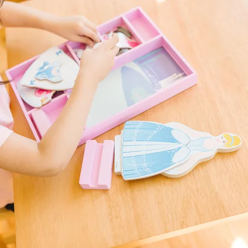 Vista 6 de Melissa & Doug juego de muñeca de madera y disfraz magnético de Cenicienta de Disney (+ de 30 unidades)