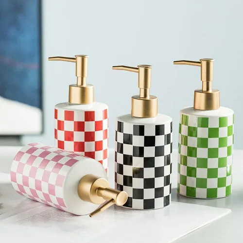 Vista 4 de Dispensador de jabón de cerámica a cuadros con bomba mate dorada a prueba de óxido, dispensador de jabón decorativo para baño o cocina