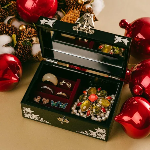 Vista 3 de Joyero de nácar Recuerdo lacado negro con diseño floral y de mariposa, interior y espejo de terciopelo rojo Regalo romántico del día de San
