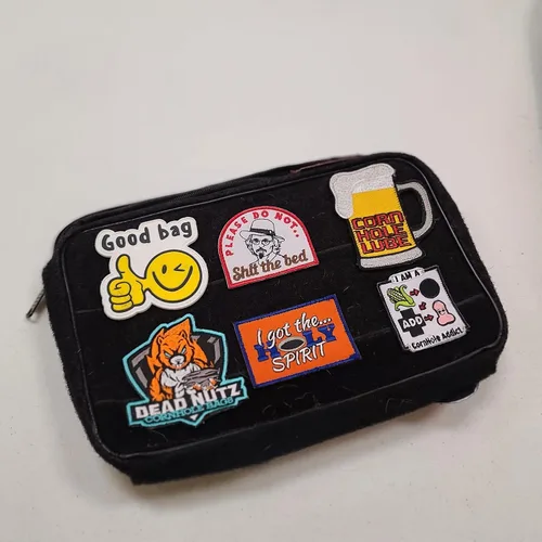 Vista 3 de Funda para bolsas de cornhole, bolsa de parche negra, resistente con doble cremallera, parte superior de vinilo, inserto pequeño, juego individual
